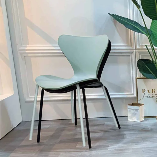 CHAISE EMPILABLE LUMINANCE NOIRE