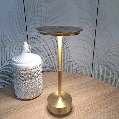 LAMPE DE TABLE LED RECHARGEABLE SANS FIL 213LM DORÉE IP44 ESTIVA