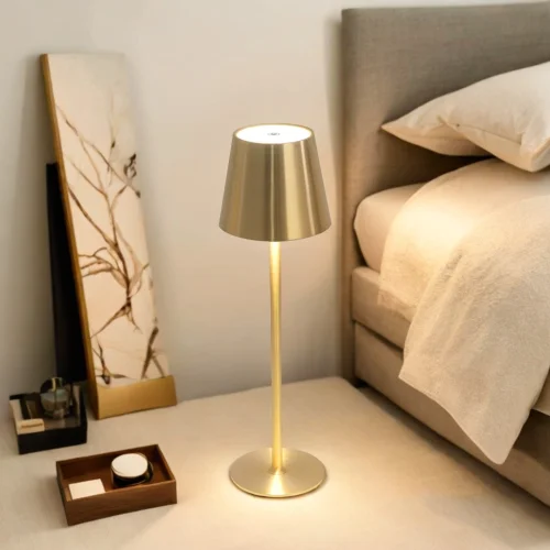 LAMPE DE TABLE LED RECHARGEABLE SANS FIL 229LM DORÉE IP44 SIRANA LAMPE DE TABLE LED RECHARGEABLE SANS FIL 229LM DORÉE IP44 SIRANA