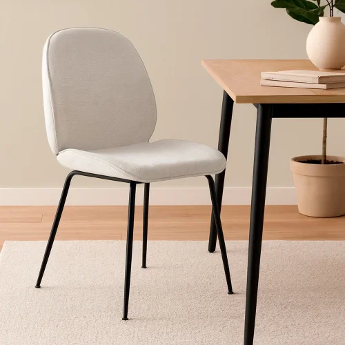 CHAISE ASHCROFT TISSU COULEUR SABLE AVEC PIEDS NOIRS