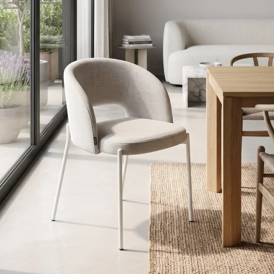 CHAISE REMBOURRÉE COLORIS SABLE AVEC 4 PIEDS BEIGE CLOTILDE