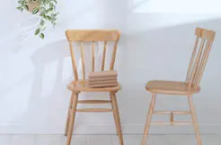 Chaises en bois