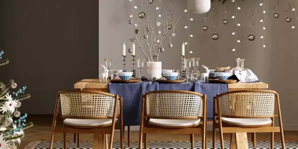 Adornando con Estilo: Sillas que Celebran la Navidad